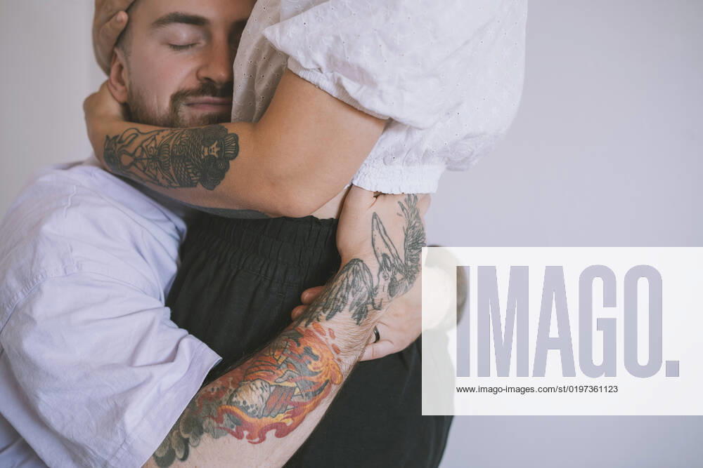 Hipster man with tattoo on hand embracing girlfriend model released, Symbolfoto property released, NDEF00303