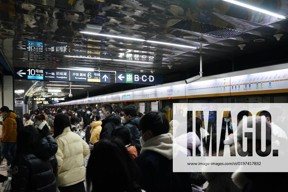 (230103) -- BEIJING, Jan. 3, 2023 -- Passengers are seen at Hujialou Subway Station during morning peak hours in Beijing, capital of China, Jan. 3, 2023. On Tuesday, the first working day of 2023, Beijing saw its morning peak after a steady return to work. ) CHINA-BEIJING-MORNING PEAK (CN) JuxHuanzong