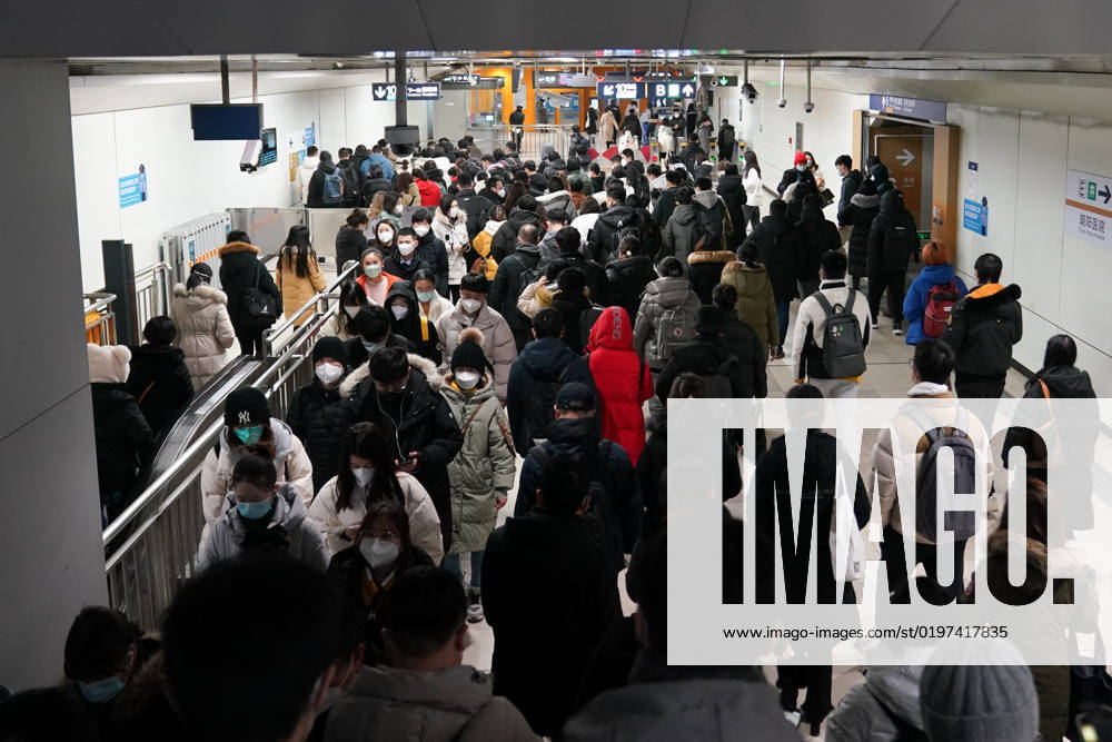 (230103) -- BEIJING, Jan. 3, 2023 -- Passengers are seen at Hujialou Subway Station during morning peak hours in Beijing, capital of China, Jan. 3, 2023. On Tuesday, the first working day of 2023, Beijing saw its morning peak after a steady return to work. ) CHINA-BEIJING-MORNING PEAK (CN) JuxHuanzong
