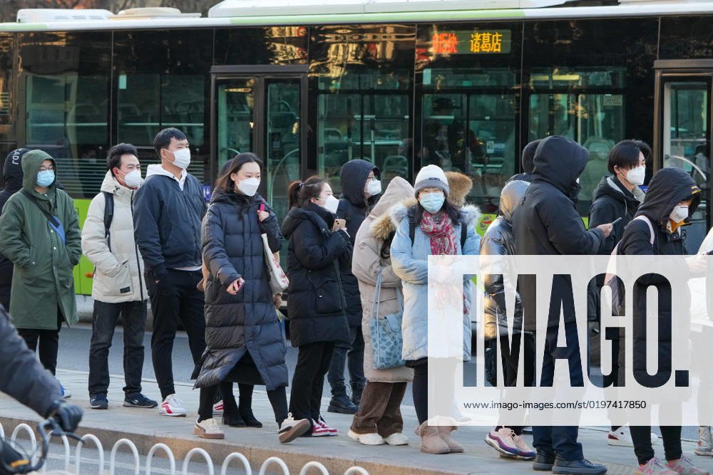 (230103) -- BEIJING, Jan. 3, 2023 -- People wait for buses during morning peak hours in Chaoyang District of Beijing, capital of China, Jan. 3, 2023. On Tuesday, the first working day of 2023, Beijing saw its morning peak after a steady return to work. ) CHINA-BEIJING-MORNING PEAK (CN) JuxHuanzong