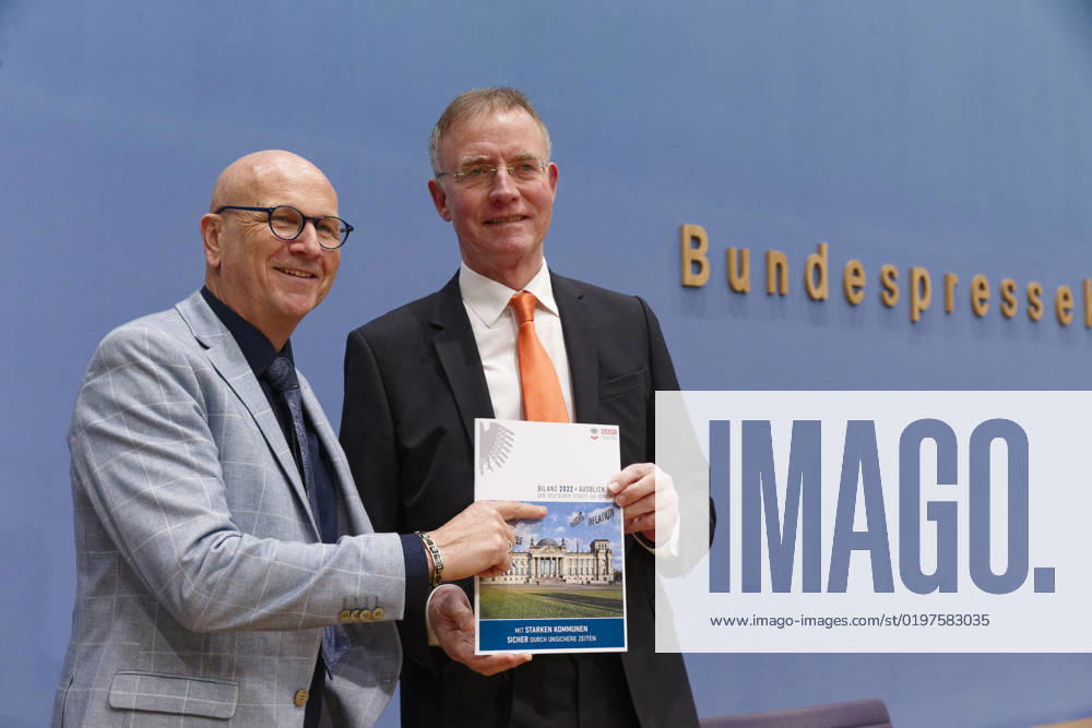 Städte- und Gemeindebund blickt auf 2023 2023-01-04, Deutschland, Berlin - Bundespressekonferenz: Der Deutsche Städte- und Gemeindebund (DStGB) blickt auf das Jahr 2022 zurück und gibt einen Ausblick auf 2023. Im Bild l. Uwe Brandl, Präsident des DStGB und Erster Bürgermeister der Stadt Abensberg, und Dr. Gerd Landsberg, Geschäftsführendes Präsidialmitglied des DStGB.