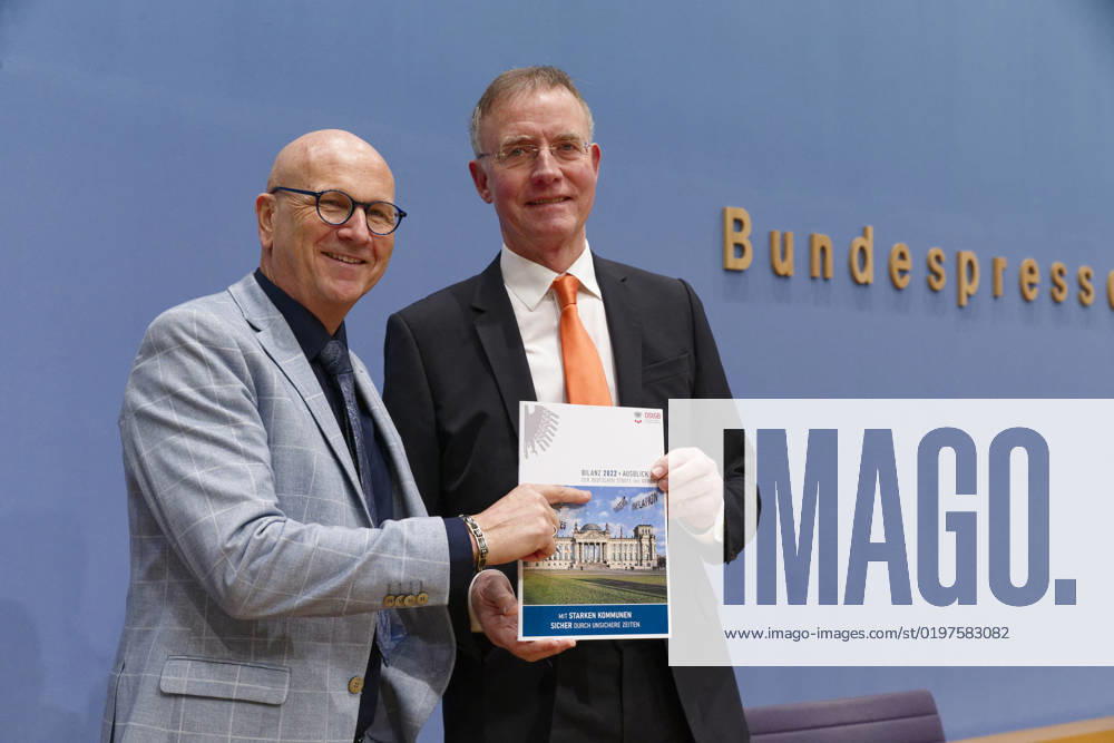 Städte- und Gemeindebund blickt auf 2023 2023-01-04, Deutschland, Berlin - Bundespressekonferenz: Der Deutsche Städte- und Gemeindebund (DStGB) blickt auf das Jahr 2022 zurück und gibt einen Ausblick auf 2023. Im Bild l. Uwe Brandl, Präsident des DStGB und Erster Bürgermeister der Stadt Abensberg, und Dr. Gerd Landsberg, Geschäftsführendes Präsidialmitglied des DStGB.