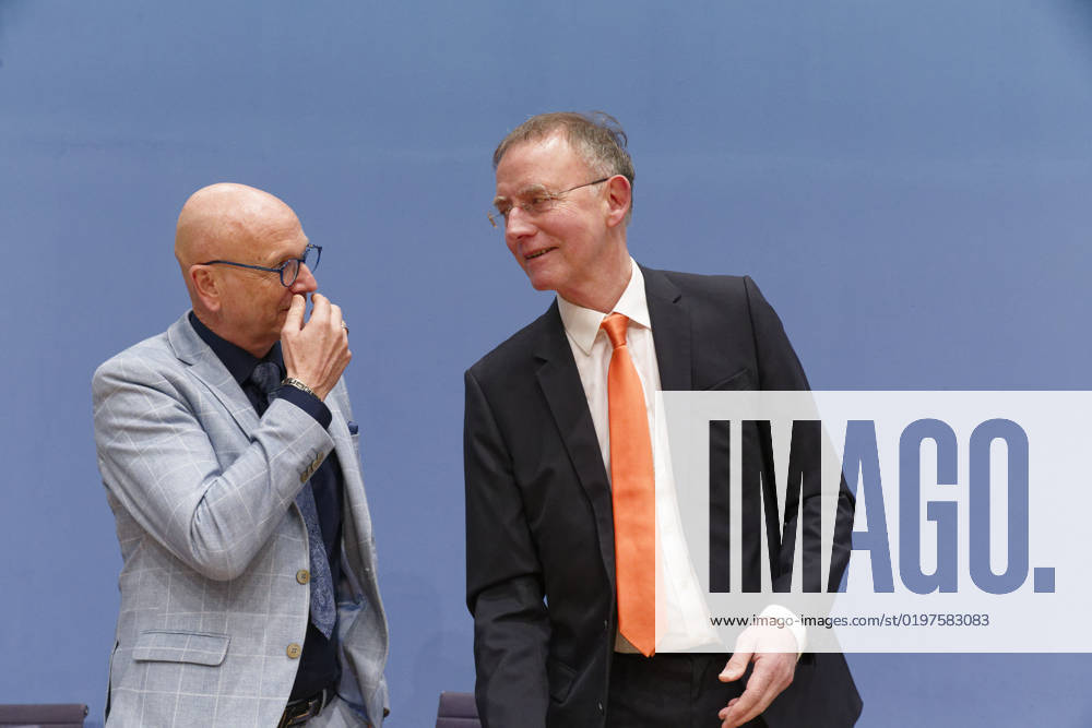 Städte- und Gemeindebund blickt auf 2023 2023-01-04, Deutschland, Berlin - Bundespressekonferenz: Der Deutsche Städte- und Gemeindebund (DStGB) blickt auf das Jahr 2022 zurück und gibt einen Ausblick auf 2023. Im Bild l. Uwe Brandl, Präsident des DStGB und Erster Bürgermeister der Stadt Abensberg, und Dr. Gerd Landsberg, Geschäftsführendes Präsidialmitglied des DStGB.