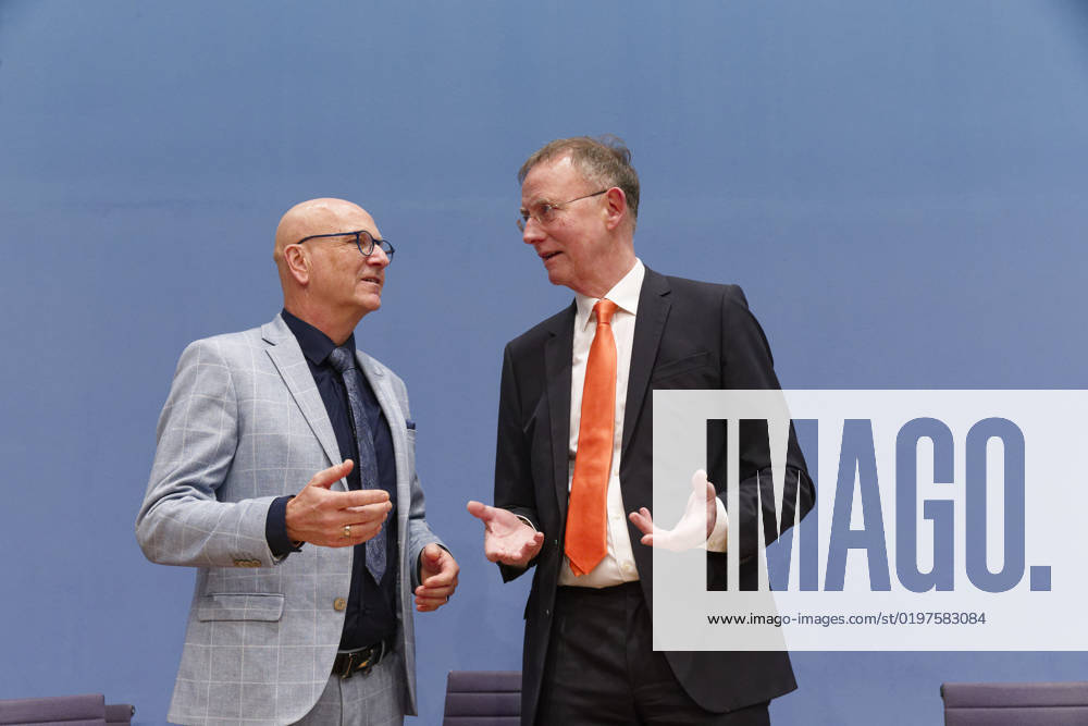 Städte- und Gemeindebund blickt auf 2023 2023-01-04, Deutschland, Berlin - Bundespressekonferenz: Der Deutsche Städte- und Gemeindebund (DStGB) blickt auf das Jahr 2022 zurück und gibt einen Ausblick auf 2023. Im Bild l. Uwe Brandl, Präsident des DStGB und Erster Bürgermeister der Stadt Abensberg, und Dr. Gerd Landsberg, Geschäftsführendes Präsidialmitglied des DStGB.