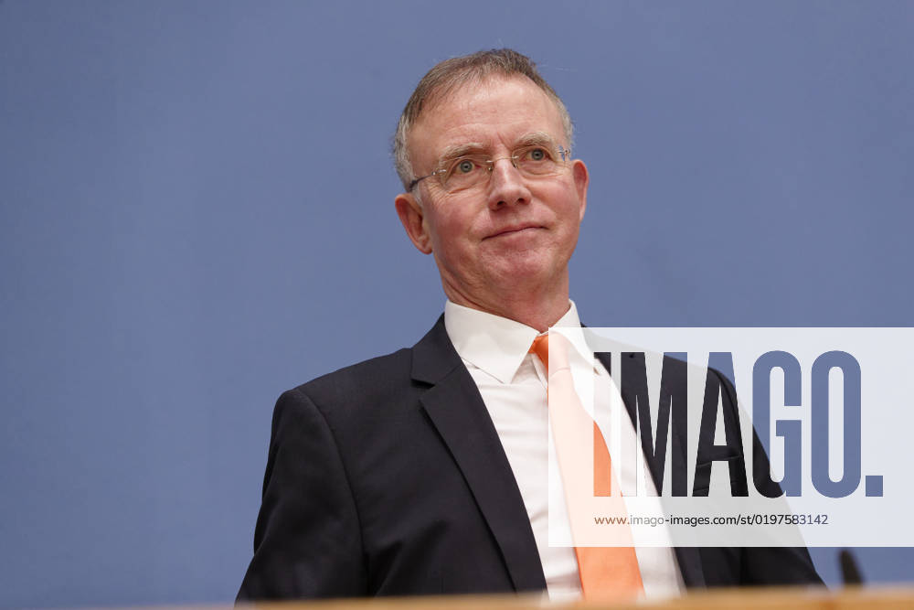 Städte- und Gemeindebund blickt auf 2023 2023-01-04, Deutschland, Berlin - Bundespressekonferenz: Der Deutsche Städte- und Gemeindebund (DStGB) blickt auf das Jahr 2022 zurück und gibt einen Ausblick auf 2023. Im Bild Dr. Gerd Landsberg, Geschäftsführendes Präsidialmitglied des DStGB.