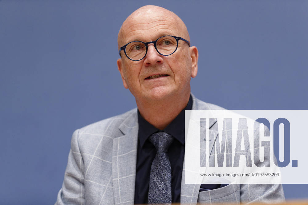 Städte- und Gemeindebund blickt auf 2023 2023-01-04, Deutschland, Berlin - Bundespressekonferenz: Der Deutsche Städte- und Gemeindebund (DStGB) blickt auf das Jahr 2022 zurück und gibt einen Ausblick auf 2023. Im Bild Uwe Brandl, Präsident des DStGB und Erster Bürgermeister der Stadt Abensberg.