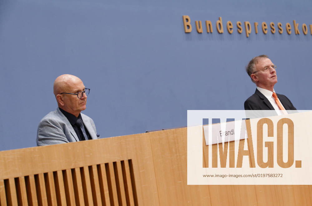 Städte- und Gemeindebund blickt auf 2023 2023-01-04, Deutschland, Berlin - Bundespressekonferenz: Der Deutsche Städte- und Gemeindebund (DStGB) blickt auf das Jahr 2022 zurück und gibt einen Ausblick auf 2023. Im Bild l. Uwe Brandl, Präsident des DStGB und Erster Bürgermeister der Stadt Abensberg, und Dr. Gerd Landsberg, Geschäftsführendes Präsidialmitglied des DStGB.