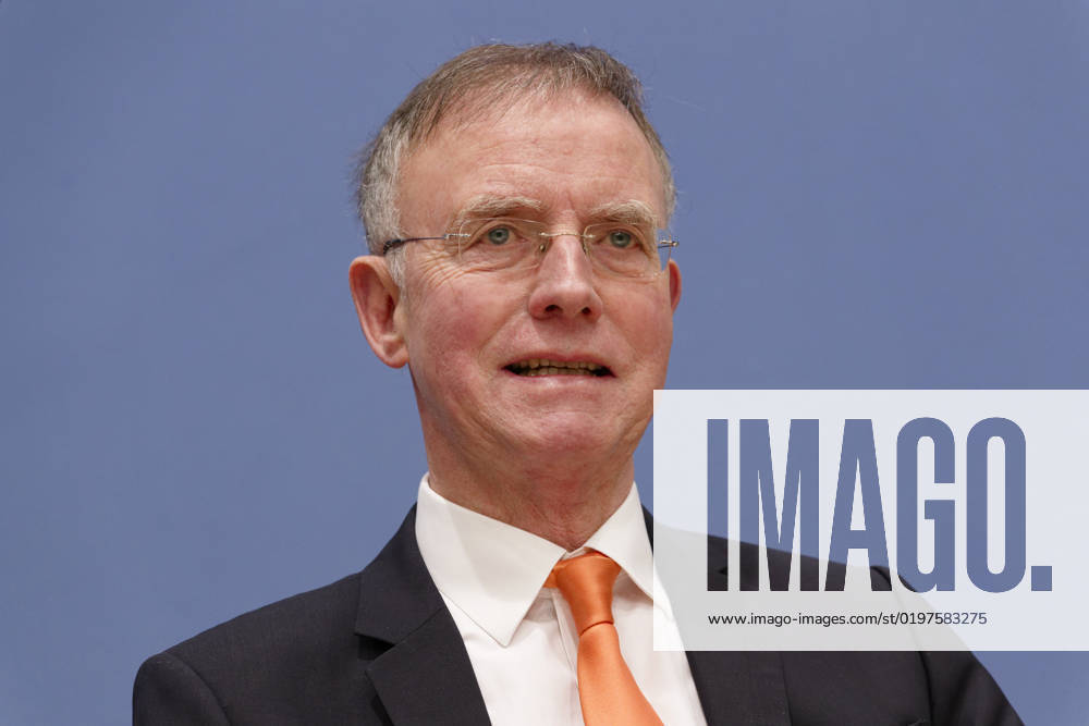 Städte- und Gemeindebund blickt auf 2023 2023-01-04, Deutschland, Berlin - Bundespressekonferenz: Der Deutsche Städte- und Gemeindebund (DStGB) blickt auf das Jahr 2022 zurück und gibt einen Ausblick auf 2023. Im Bild Dr. Gerd Landsberg, Geschäftsführendes Präsidialmitglied des DStGB.