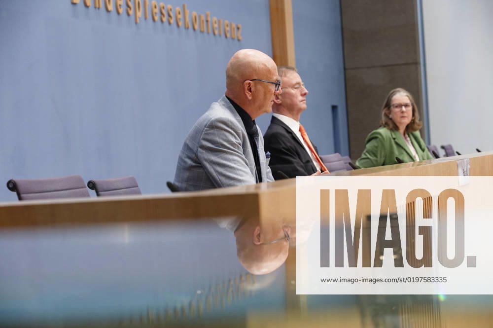 Städte- und Gemeindebund blickt auf 2023 2023-01-04, Deutschland, Berlin - Bundespressekonferenz: Der Deutsche Städte- und Gemeindebund (DStGB) blickt auf das Jahr 2022 zurück und gibt einen Ausblick auf 2023. Im Bild l. Uwe Brandl, Präsident des DStGB und Erster Bürgermeister der Stadt Abensberg, und Dr. Gerd Landsberg, Geschäftsführendes Präsidialmitglied des DStGB.