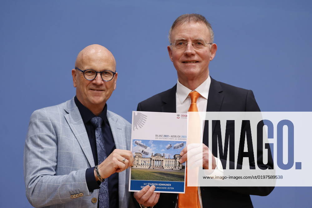 Uwe Brandl, Präsident und Erster Bürgermeister der Stadt Abensberg, Dr. Gerd Landsberg, Geschäftsführendes Präsidialmitglied, Deutschland, Berlin, Bundespressekonferenz, Thema: Rückblick 2022 Ausblick 2023 des Deutschen Städte- und Gemeindebundes (DStGB)