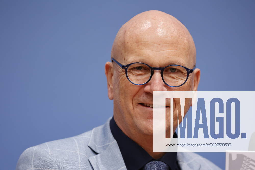 Uwe Brandl, Präsident und Erster Bürgermeister der Stadt Abensberg, Deutschland, Berlin, Bundespressekonferenz, Thema: Rückblick 2022 Ausblick 2023 des Deutschen Städte- und Gemeindebundes (DStGB)