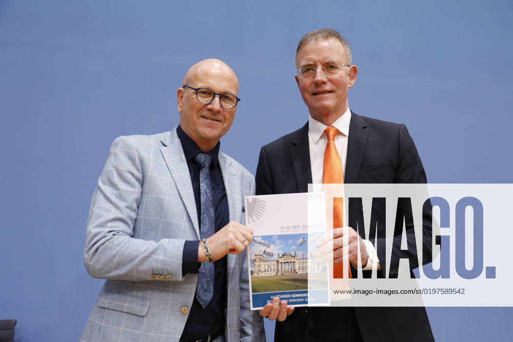 Uwe Brandl, Präsident und Erster Bürgermeister der Stadt Abensberg, Dr. Gerd Landsberg, Geschäftsführendes Präsidialmitglied, Deutschland, Berlin, Bundespressekonferenz, Thema: Rückblick 2022 Ausblick 2023 des Deutschen Städte- und Gemeindebundes (DStGB)