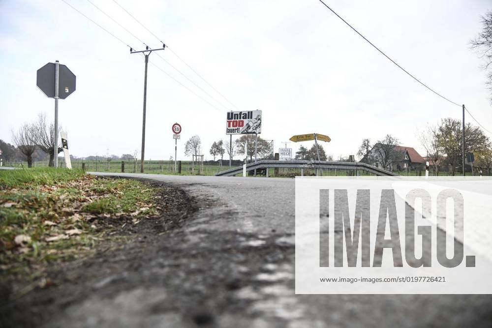 Ein Schild weisst auf die Gefahr hin, Unfall Tod lauert, an der Dämmerwalder Straße Ecke Marienthaler Straße und Klosterweg, am Freitag, 27.11.2020 in Hamminkeln - Marienthal. Seit Jahren sterben auf der Marienthaler Straße Motorradfahrer. Die Strecke wurde mittlerweile auf Tempo 50 gedrosselt. Deutschland NRW Marienthal