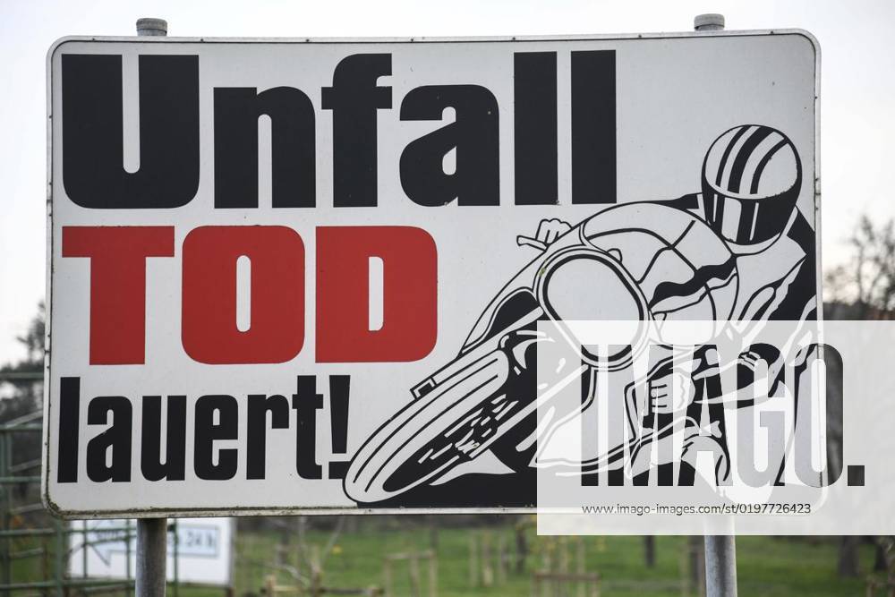 Ein Schild weisst auf die Gefahr hin, Unfall Tod lauert, an der Dämmerwalder Straße Ecke Marienthaler Straße und Klosterweg, am Freitag, 27.11.2020 in Hamminkeln - Marienthal. Seit Jahren sterben auf der Marienthaler Straße Motorradfahrer. Die Strecke wurde mittlerweile auf Tempo 50 gedrosselt. Deutschland NRW Marienthal