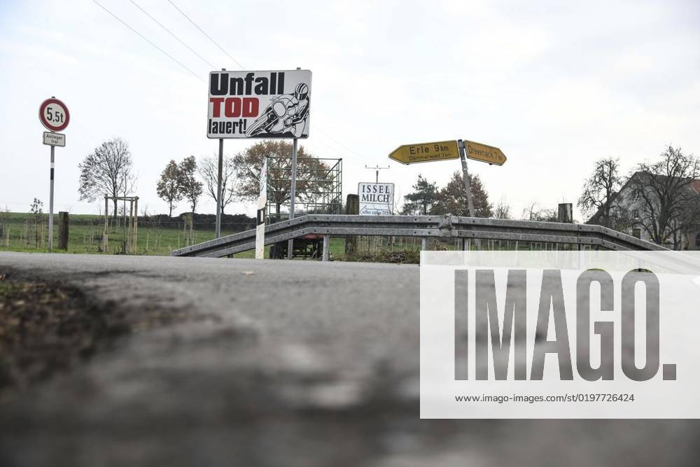Ein Schild weisst auf die Gefahr hin, Unfall Tod lauert, an der Dämmerwalder Straße Ecke Marienthaler Straße und Klosterweg, am Freitag, 27.11.2020 in Hamminkeln - Marienthal. Seit Jahren sterben auf der Marienthaler Straße Motorradfahrer. Die Strecke wurde mittlerweile auf Tempo 50 gedrosselt. Deutschland NRW Marienthal
