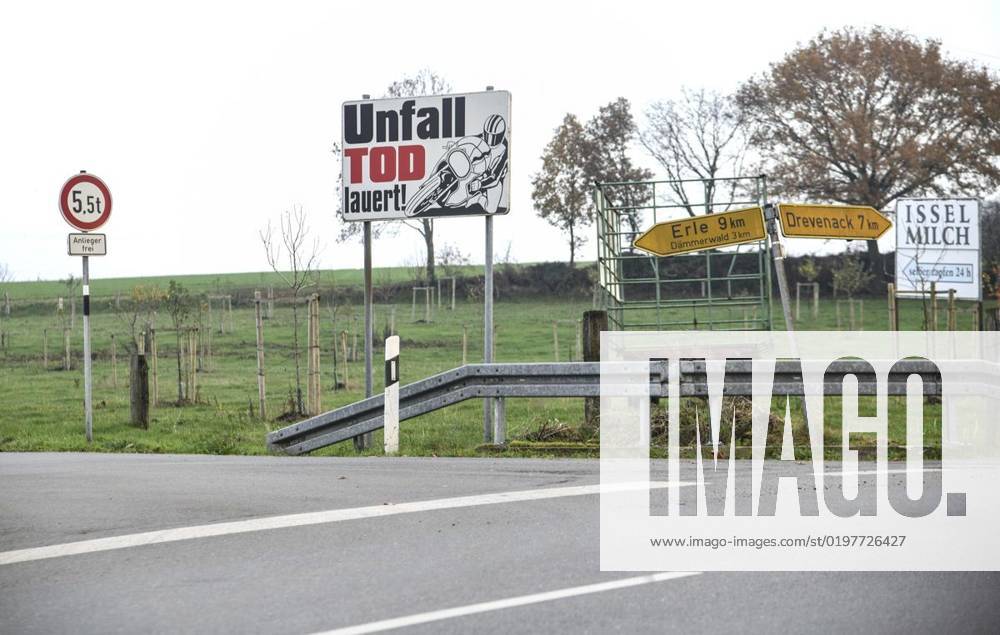Ein Schild weisst auf die Gefahr hin, Unfall Tod lauert, an der Dämmerwalder Straße Ecke Marienthaler Straße und Klosterweg, am Freitag, 27.11.2020 in Hamminkeln - Marienthal. Seit Jahren sterben auf der Marienthaler Straße Motorradfahrer. Die Strecke wurde mittlerweile auf Tempo 50 gedrosselt. Deutschland NRW Marienthal