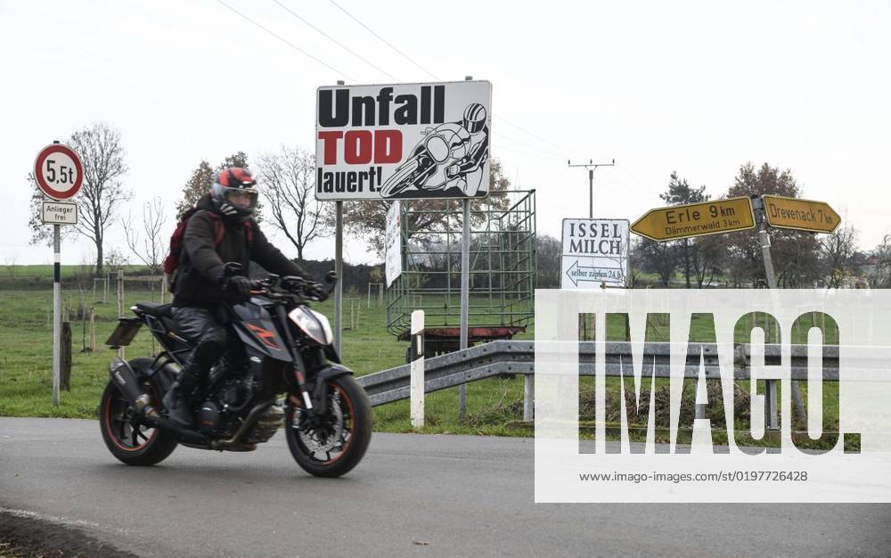 Ein Schild weisst auf die Gefahr hin, Unfall Tod lauert, an der Dämmerwalder Straße Ecke Marienthaler Straße und Klosterweg, am Freitag, 27.11.2020 in Hamminkeln - Marienthal. Seit Jahren sterben auf der Marienthaler Straße Motorradfahrer. Die Strecke wurde mittlerweile auf Tempo 50 gedrosselt. Deutschland NRW Marienthal