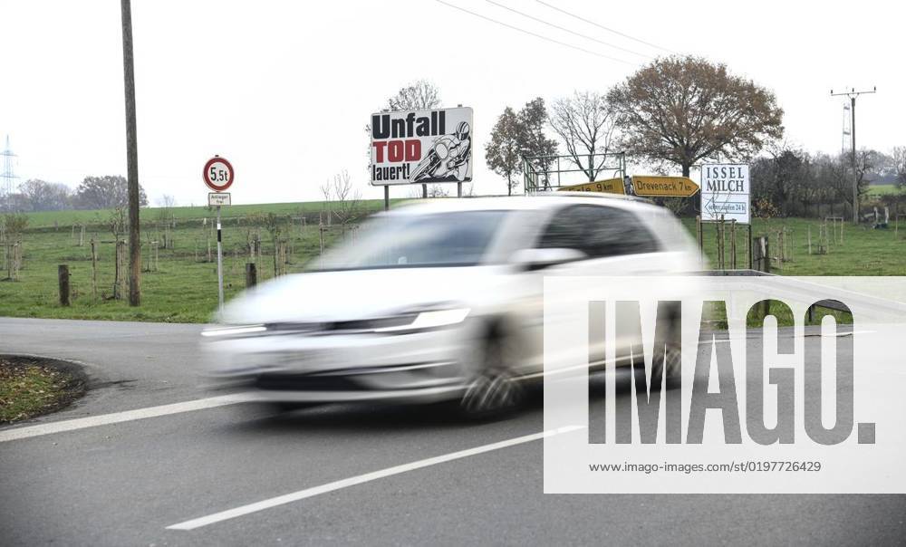 Ein Schild weisst auf die Gefahr hin, Unfall Tod lauert, an der Dämmerwalder Straße Ecke Marienthaler Straße und Klosterweg, am Freitag, 27.11.2020 in Hamminkeln - Marienthal. Seit Jahren sterben auf der Marienthaler Straße Motorradfahrer. Die Strecke wurde mittlerweile auf Tempo 50 gedrosselt. Deutschland NRW Marienthal