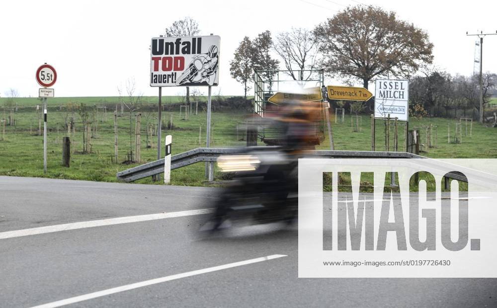 Ein Schild weisst auf die Gefahr hin, Unfall Tod lauert, an der Dämmerwalder Straße Ecke Marienthaler Straße und Klosterweg, am Freitag, 27.11.2020 in Hamminkeln - Marienthal. Seit Jahren sterben auf der Marienthaler Straße Motorradfahrer. Die Strecke wurde mittlerweile auf Tempo 50 gedrosselt. Deutschland NRW Marienthal