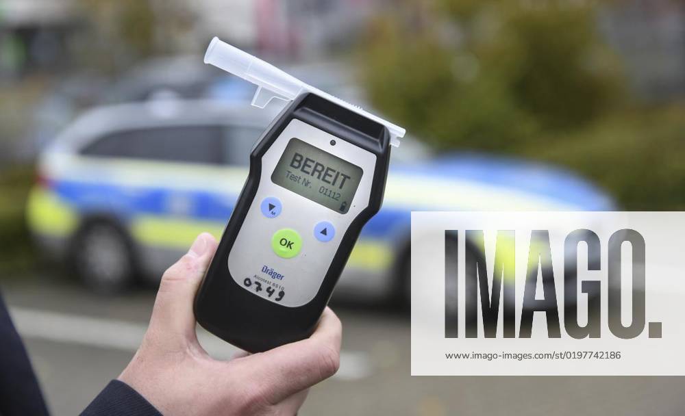 Eine Hand hält am Mittwoch, 06. November 2019, ein Atemalkoholtestgerät in Kleve. Am Wochenende hat die Polizei in Kleve mehrere Autofahrer gestoppt, die Alkohol im Blut hatten. Foto : Markus Weissenfels FUNKE Funke Foto Services Politik Deutschland NRW Kleve