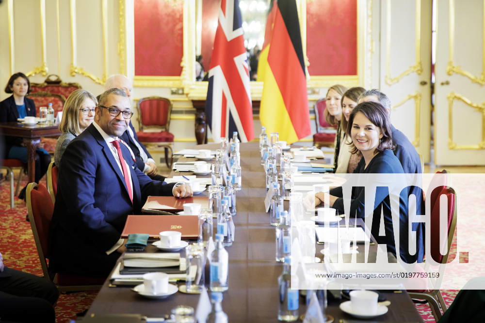 (L-R) Annalena Baerbock, Bundesaussenministerin, trifft James Cleverly, Minister fuer auswaertige Angelegenheiten, den Commonwealth und internationale Zusammenarbeit des Vereinigten Koenigreichs Grossbritannien und Nordirland, zum Gespraech im Lancaster House. London, 05.01.2023. London United Kingdom