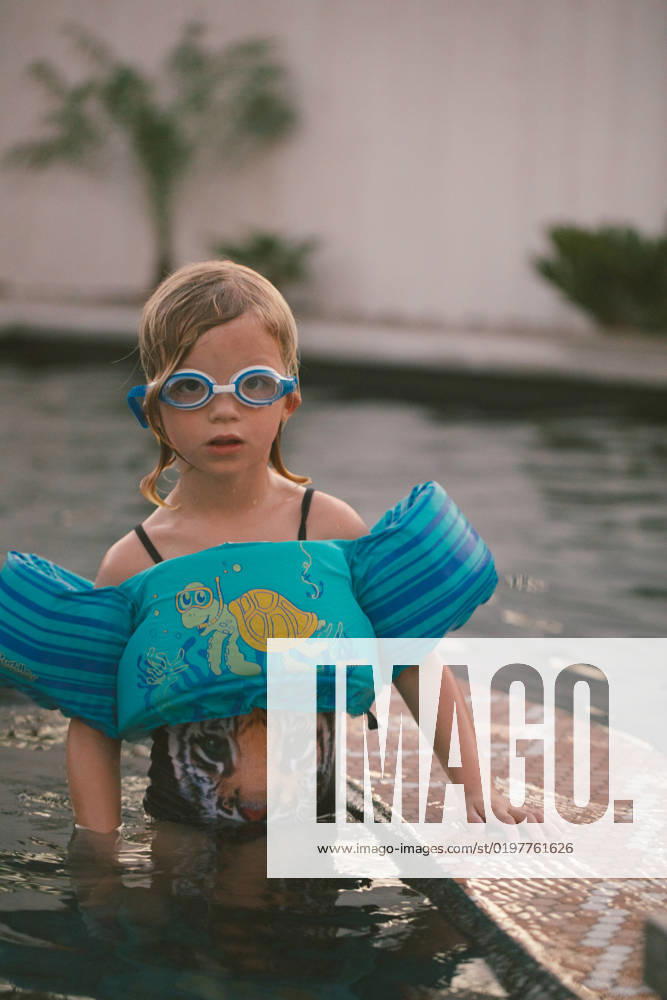IMAGO Creative, Jahreszeit Sommer, Hitze Child in floaty and goggles swimming in a pool in the evening St. George, Utah, United States CR_YFEU230103E-1095317-01 ,model released, Symbolfoto