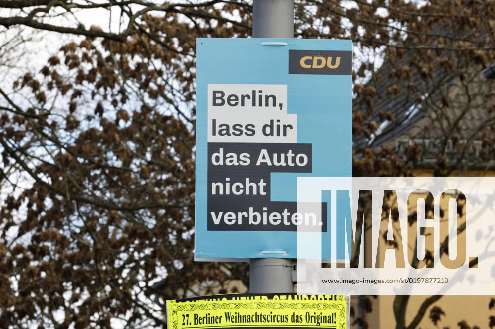 Wahlplakat der CDU Berlin, lass dir das Auto nicht verbieten zur Wiederholungswahl zum Berliner Abgeordnetenhaus. Die Wahl muss wegen Unregelmäßigkeiten wiederholt werden und findet am 12. Februar statt. Berlin