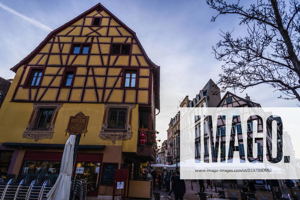 Menschen tummeln sich auf den Strassen in der weihnachtlich geschmückten historischen Altstadt am Neujahrstag. Colmar, Elsass, DÃ partements Haut-Rhin, Frankreich. Neujahr in Colmar