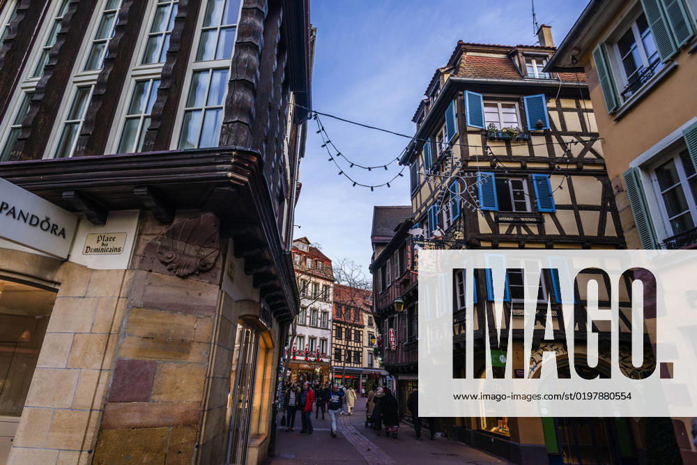 Menschen tummeln sich auf den Strassen in der weihnachtlich geschmückten historischen Altstadt am Neujahrstag. Colmar, Elsass, DÃ partements Haut-Rhin, Frankreich. Neujahr in Colmar