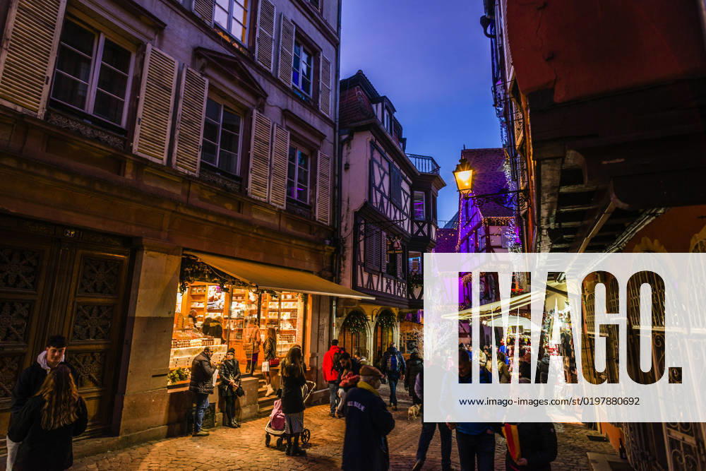 Menschen tummeln sich auf den Strassen in der weihnachtlich geschmückten historischen Altstadt am Neujahrstag. Colmar, Elsass, DÃ partements Haut-Rhin, Frankreich. Neujahr in Colmar