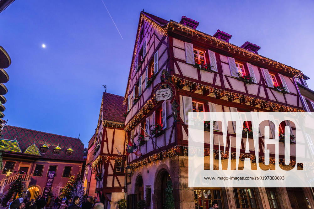 Menschen tummeln sich auf den Strassen in der weihnachtlich geschmückten historischen Altstadt am Neujahrstag. Colmar, Elsass, DÃ partements Haut-Rhin, Frankreich. Neujahr in Colmar