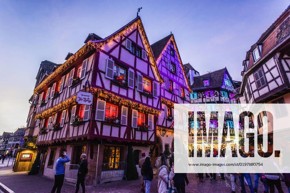 Menschen tummeln sich auf den Strassen in der weihnachtlich geschmückten historischen Altstadt am Neujahrstag. Colmar, Elsass, DÃ partements Haut-Rhin, Frankreich. Neujahr in Colmar