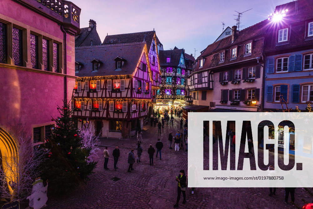 Menschen tummeln sich auf den Strassen in der weihnachtlich geschmückten historischen Altstadt am Neujahrstag. Colmar, Elsass, DÃ partements Haut-Rhin, Frankreich. Neujahr in Colmar