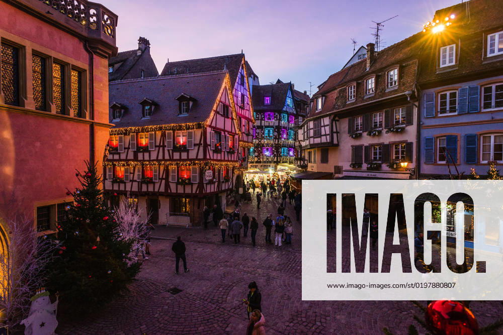 Menschen tummeln sich auf den Strassen in der weihnachtlich geschmückten historischen Altstadt am Neujahrstag. Colmar, Elsass, DÃ partements Haut-Rhin, Frankreich. Neujahr in Colmar