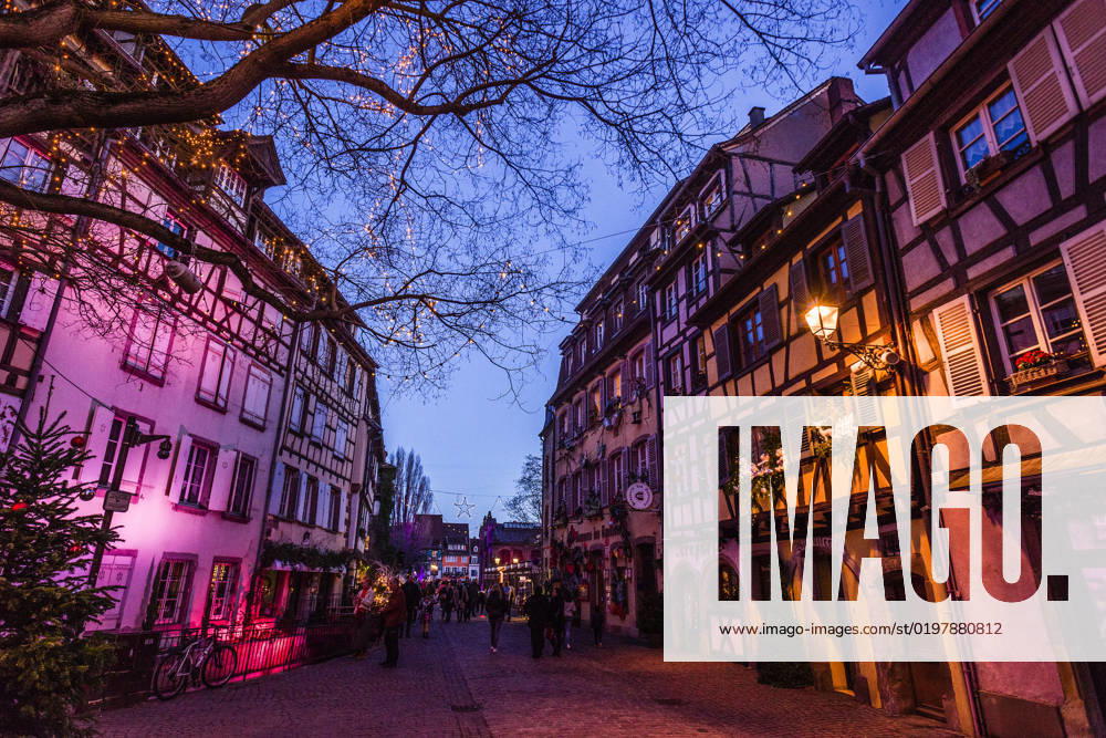 Menschen tummeln sich auf den Strassen in der weihnachtlich geschmückten historischen Altstadt am Neujahrstag. Colmar, Elsass, DÃ partements Haut-Rhin, Frankreich. Neujahr in Colmar