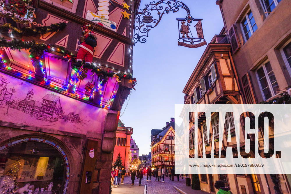 Menschen tummeln sich auf den Strassen in der weihnachtlich geschmückten historischen Altstadt am Neujahrstag. Colmar, Elsass, DÃ partements Haut-Rhin, Frankreich. Neujahr in Colmar