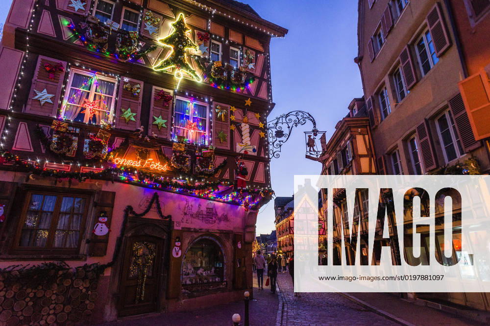 Menschen tummeln sich auf den Strassen in der weihnachtlich geschmückten historischen Altstadt am Neujahrstag. Colmar, Elsass, DÃ partements Haut-Rhin, Frankreich. Neujahr in Colmar