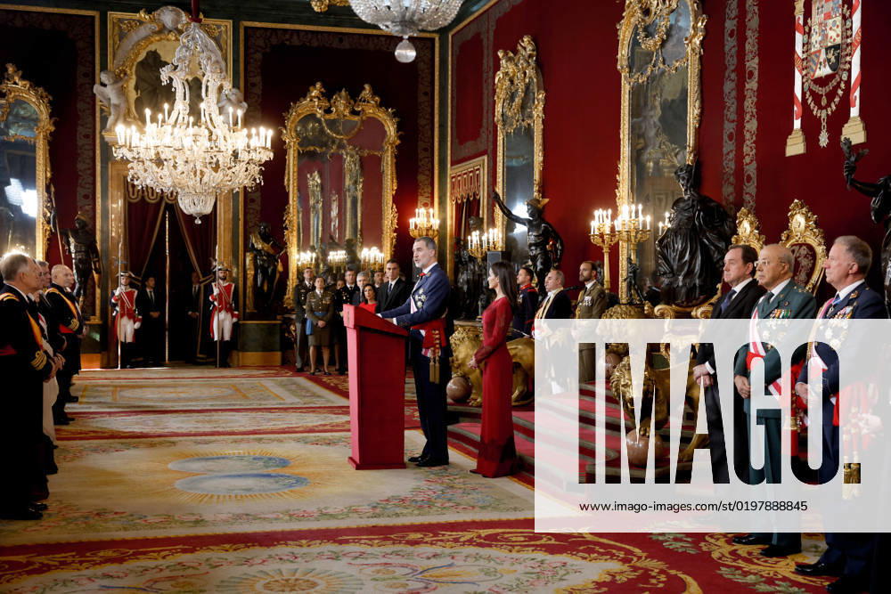 Spain s King Felipe VI (C) delivers a speech next to Queen Letizia (C-R) during the official reception to mark Military Eastern celebration at Royal Palace in Madrid, Spain, 06 January 2022. Spain s King Felipe VI chairs Military Eastern celebration in Madrid !ACHTUNG: NUR REDAKTIONELLE NUTZUNG!