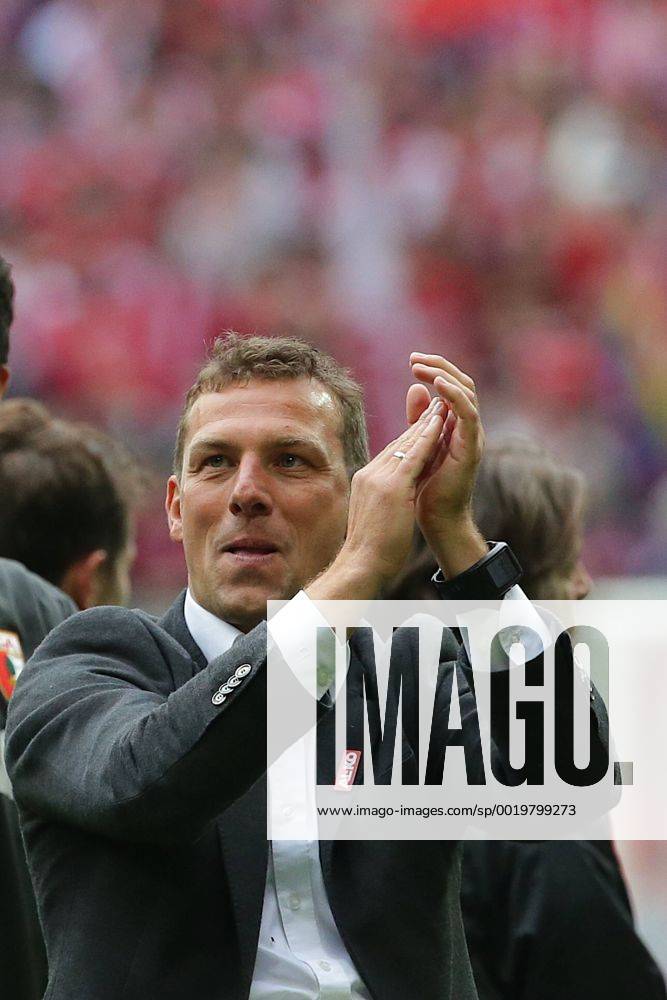 Samstag 09.05.2015, 1. Bundesliga, Saison 2014 2015, 32. Spieltag , FC Bayern Muenchen - FC Augsburg, Trainer Markus Weinzierl (FC Augsburg) jubelt zu den mitgereisten Fans DeFodi09-501-001947
