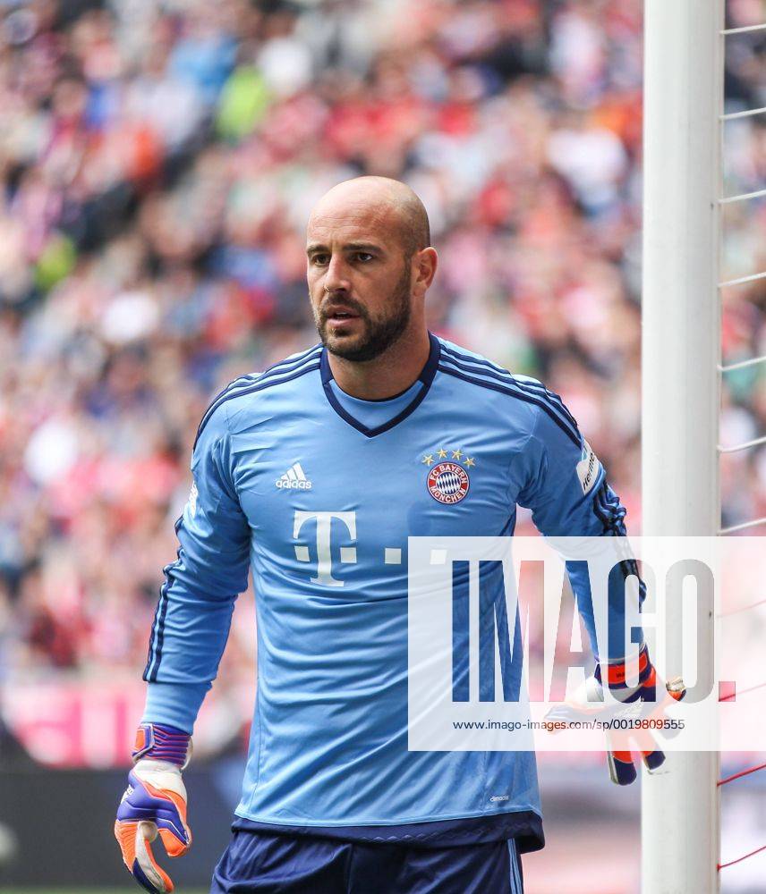 Pepe Reina (Torwart FC Bayern Muenchen) steht am Pfosten vor einem Eckball, FC Bayern München vs. FC Augsburg, 32. Spieltag, Saison 2014 2015, 09.05.2015,