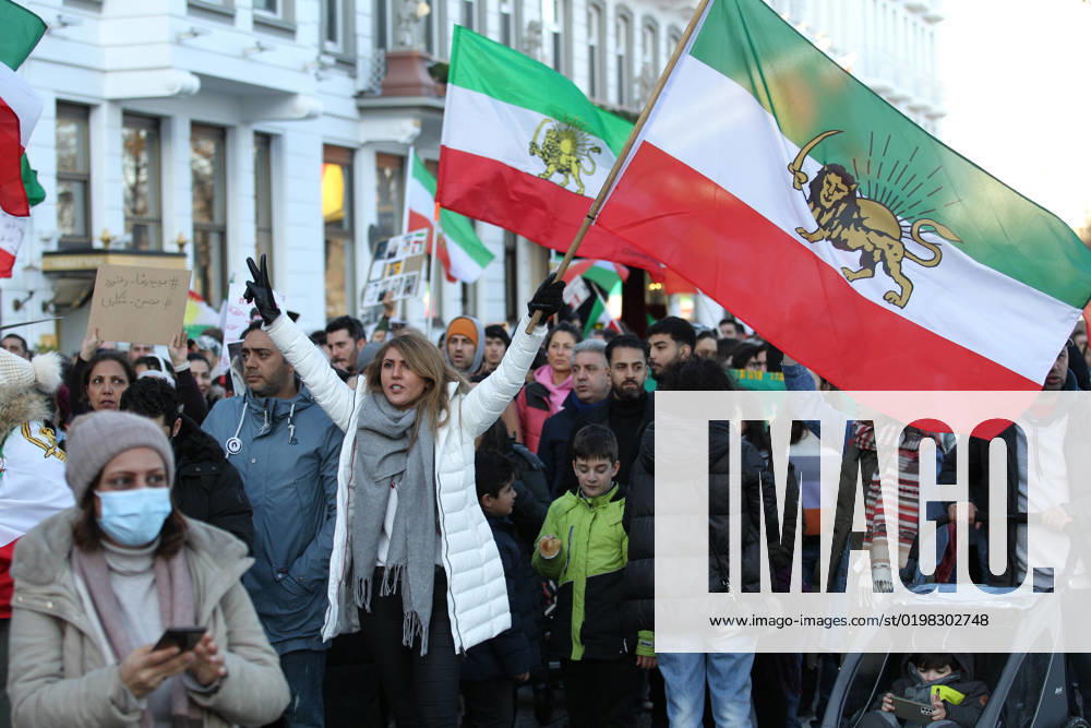 Demonstration von Exil-Iranern in Hamburg gegen das Mullah-Regime im Iran. Der Aufzug stand unter dem Motto: Unterstützung und Solidarität für die iranische Bevölkerung und Protest gegen das iranische Regime. Angemeldet waren 7.000 Teilnehmer für den Aufzug, die von der Mönckebergstraße über die Lombardsbrücke zum Rathausmarkt führte. Neustadt Hamburg