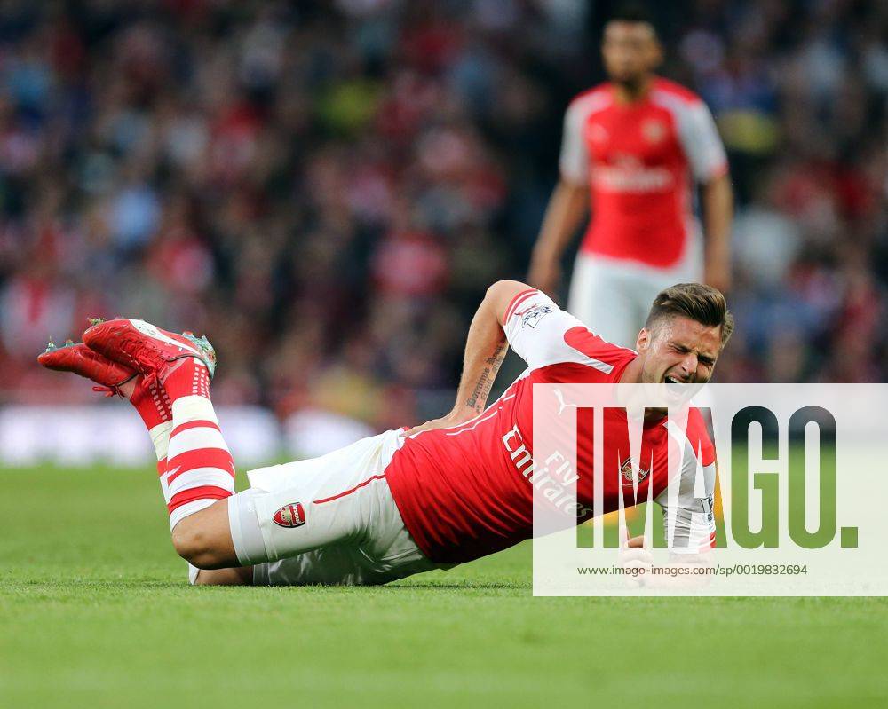 Aktuell Fußball, England, Premier League, FC Arsenal - Swansea City Arsenal s Olivier Giroud receives treatment after taking a kick to his backside Barclays Premier League - Arsenal vs Swansea City - Emirates Stadium - England - 11th May 2015 - Picture David Klein Sportimage .