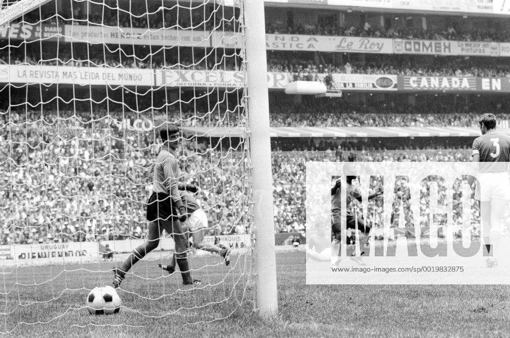 Fussball Weltmeisterschaft 1970: Finale: Brasilien-Italien(4:1) 21.06.1970. Pele (mitte) bejubelt sein Tor zum 1:0 Facchetti (rechts) und Albertosi (Torwart) sind machtlos. HM