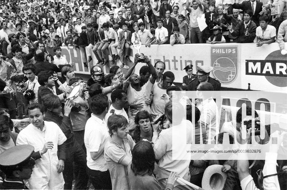 Fussball Weltmeisterschaft 1970: Finale: Brasilien-Italien(4:1) 21.6.70. Pele (Bras.) mit dem Weltpokal in der Menge, wird umjubelt. HM