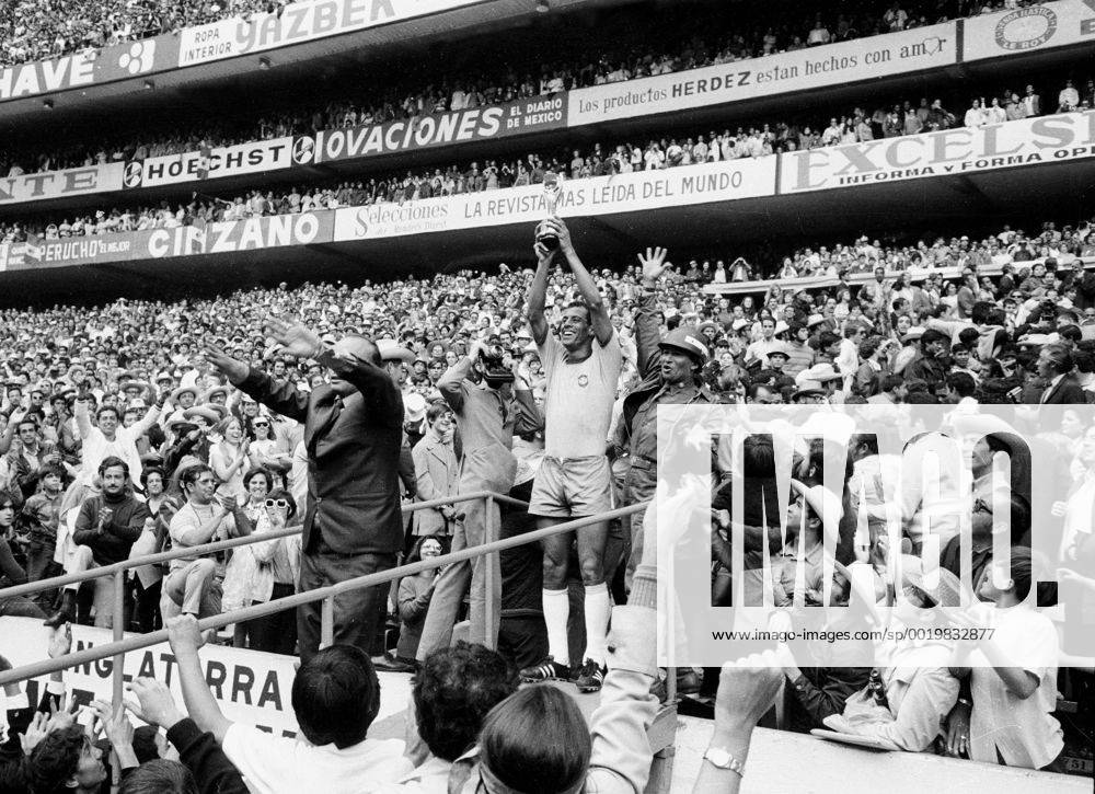 Fussball Weltmeisterschaft 1970: Finale: Brasilien-Italien(4:1) 21.6.70. Carlos Alberto (Bras.) praesentiert den Pokal. HM