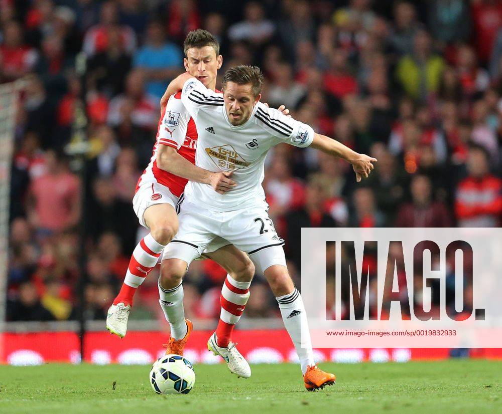 Aktuell Fußball, England, Premier League, FC Arsenal - Swansea City Arsenal s Laurent Koscielny tussles with Swansea s Gylfi Sigurdsson Barclays Premier League - Arsenal vs Swansea City - Emirates Stadium - England - 11th May 2015 - Picture David Klein Sportimage .