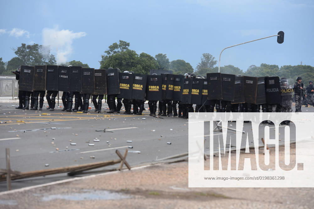 BRASÍLIA, DF - 08.01.2023: TERRORISMO ANTIDEMOCRÁTICO EM BRASÍLIA - this Sunday (8) terrorist Bolsonarists generate chaos in Brasilia in an attempted coup with the invasion of the STF, National Congress and the Planalto Palace. x2317122x TonxMolina