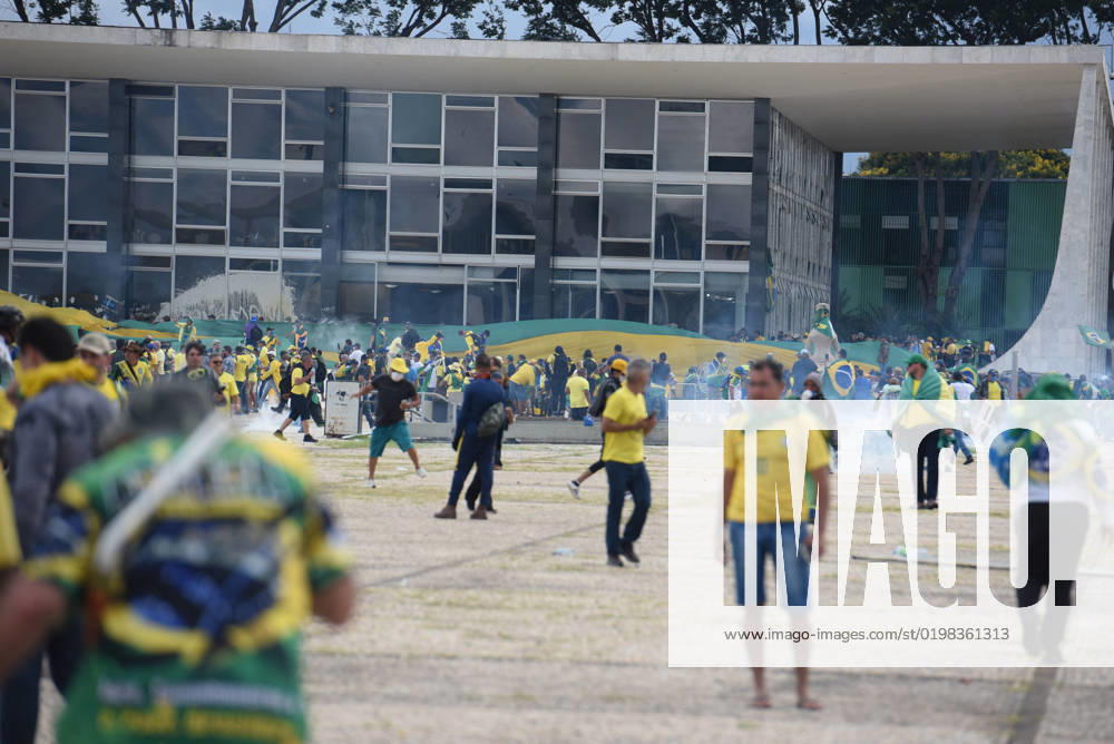 BRASÍLIA, DF - 08.01.2023: TERRORISMO ANTIDEMOCRÁTICO EM BRASÍLIA - Photo, Bolsonaristas in the STF. This Sunday (8) terrorist Bolsonarists generate chaos in Brasilia in an attempted coup with the invasion of the STF, National Congress and the Planalto Palace. x2317123x TonxMolina