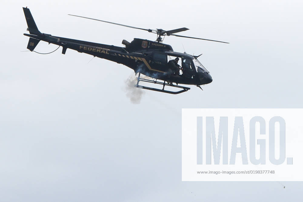 BRASÍLIA, DF - 08.01.2023: TERRORISMO ANTIDEMOCRÁTICO EM BRASÍLIA - Photo, Federal Police helicopter firing. This Sunday (8) terrorist Bolsonarists generate chaos in Brasilia in an attempted coup with the invasion of the STF, National Congress and the Planalto Palace. x2317287x TonxMolina