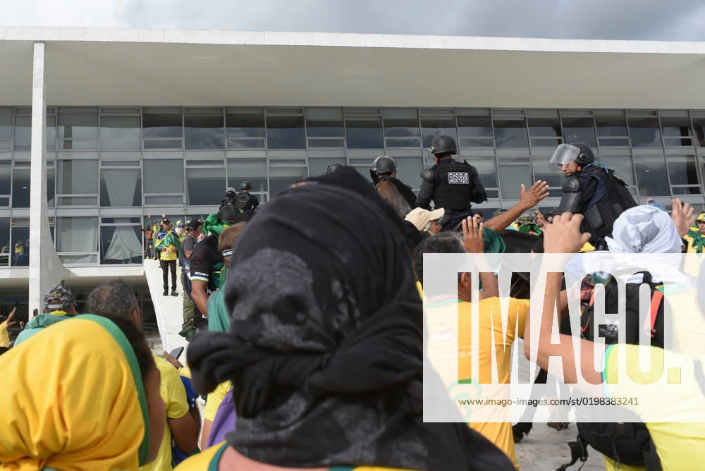 BRASÍLIA, DF - 08.01.2023: TERRORISMO ANTIDEMOCRÁTICO EM BRASÍLIA - Photo, Police Cavalry fallen on the ramp of the Planalto Palace. this Sunday (8) terrorist Bolsonarists generate chaos in Brasilia in an attempted coup with the invasion of the STF, National Congress and the Planalto Palace. x2317291x TonxMolina